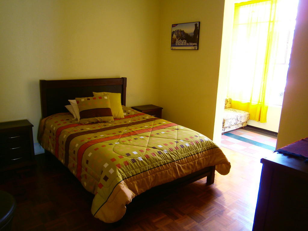 The Yellow House Quito Szoba fotó